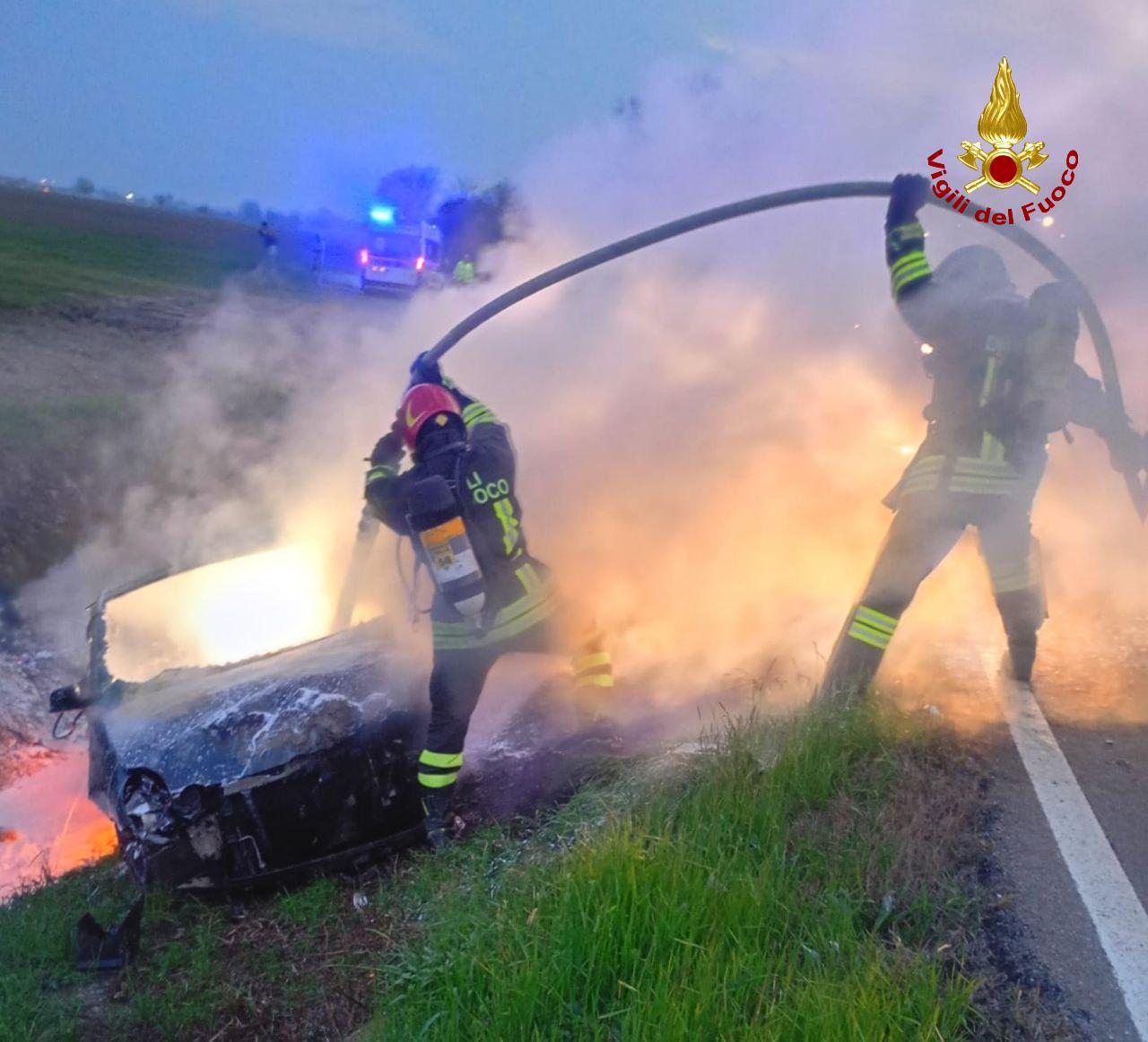 Perde il controllo dell’auto che finisce nel fosso e prende fuoco: salvo un 20enne