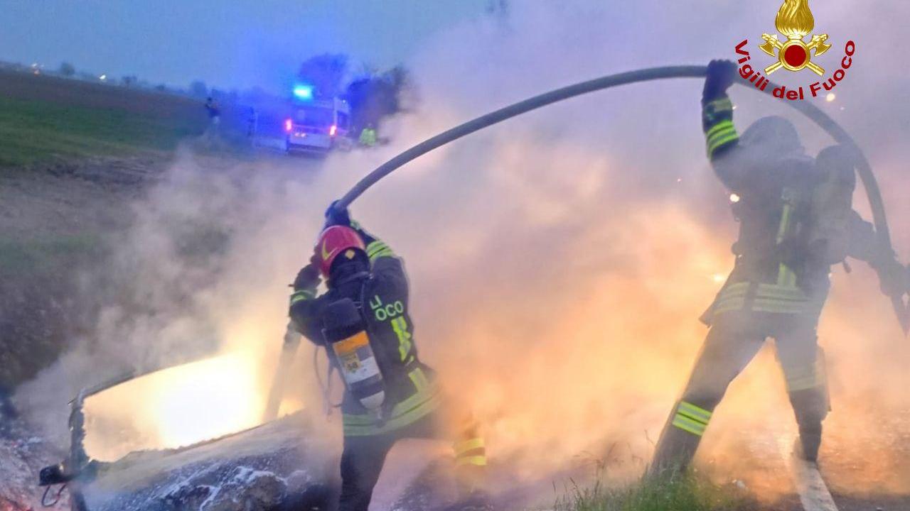 Perde il controllo dell’auto che finisce nel fosso e prende fuoco: salvo un 20enne