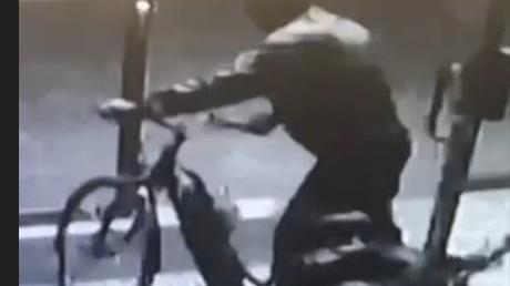 Ladri nei garage del grattacielo: «Hanno agito con calma e a volto scoperto»