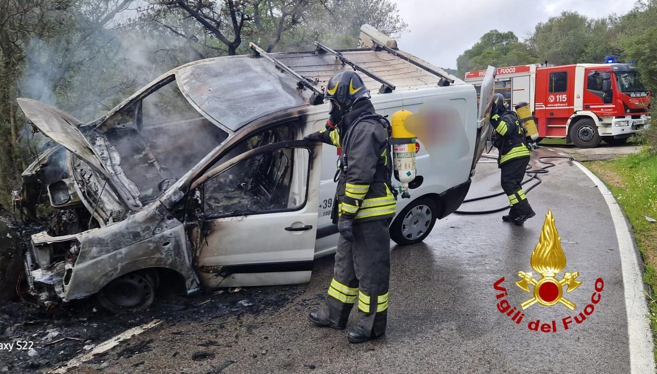 Paura a Olbia, furgone prende fuoco in corsa e finisce fuori strada: conducente vivo per miracolo