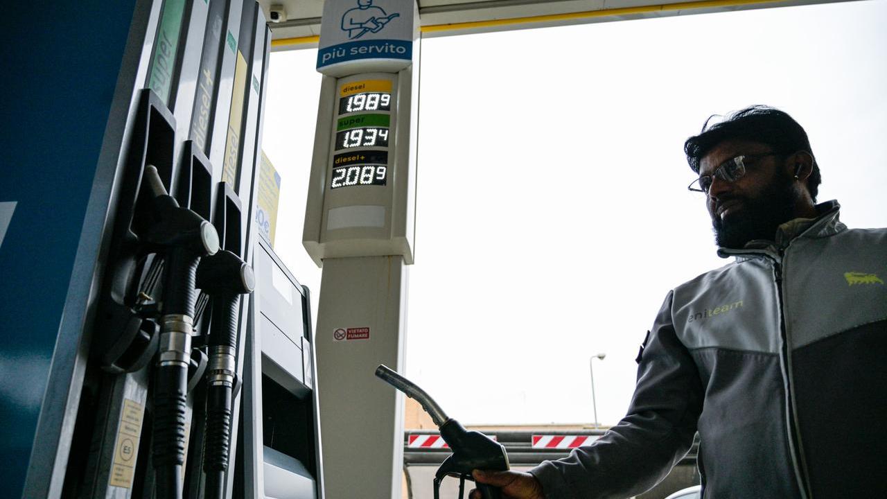 Benzina, diesel e bollette in rialzo: l'effetto della guerra sui prezzi e gli aumenti per famiglie e aziende
