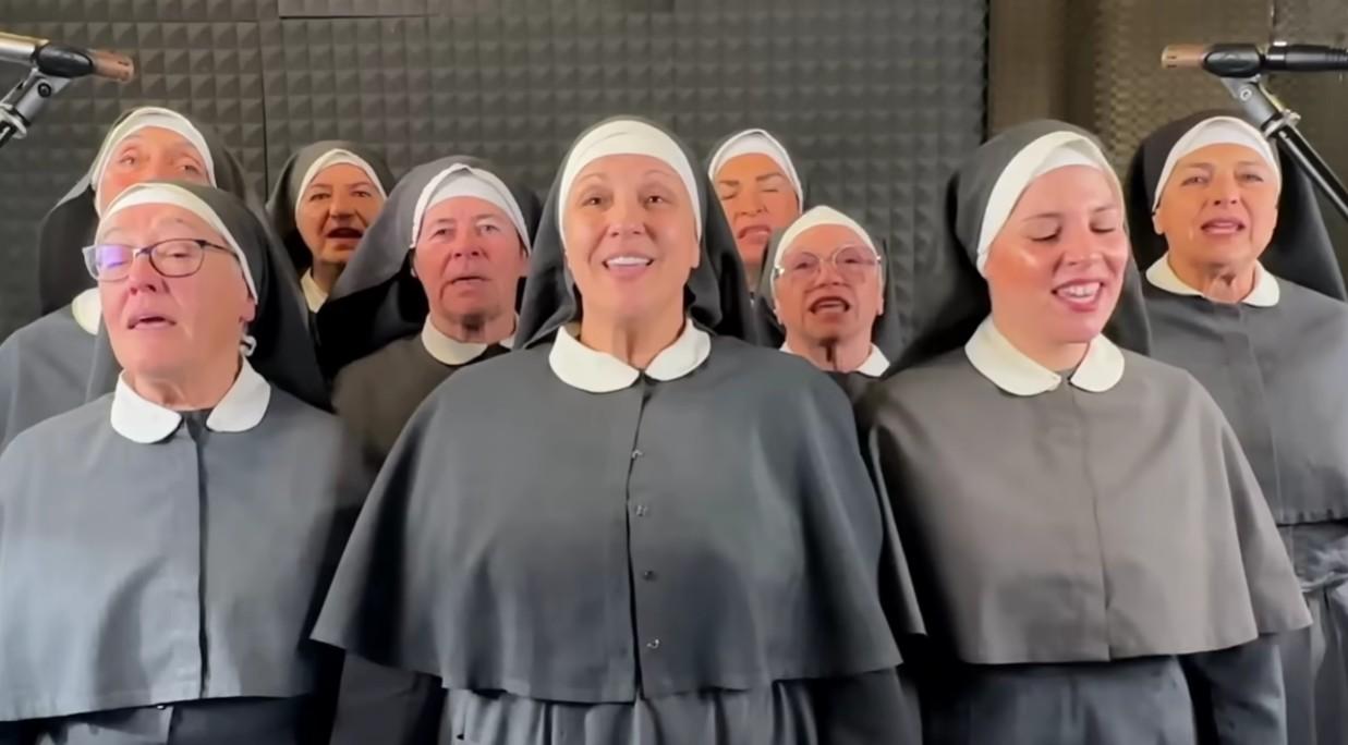 Sal Da Vinci, le Suore Bologna cantano e ballano “Per sempre sì” – IL VIDEO