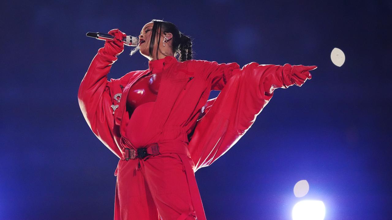 Spari contro la villa di Rihanna a Beverly Hills, arrestata una donna: ecco come sta la cantante