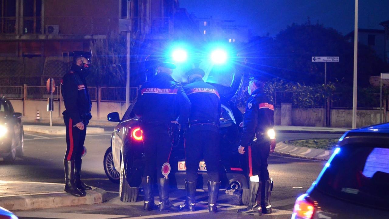 Evade dai domiciliari per due volte in poche ore, arrestato