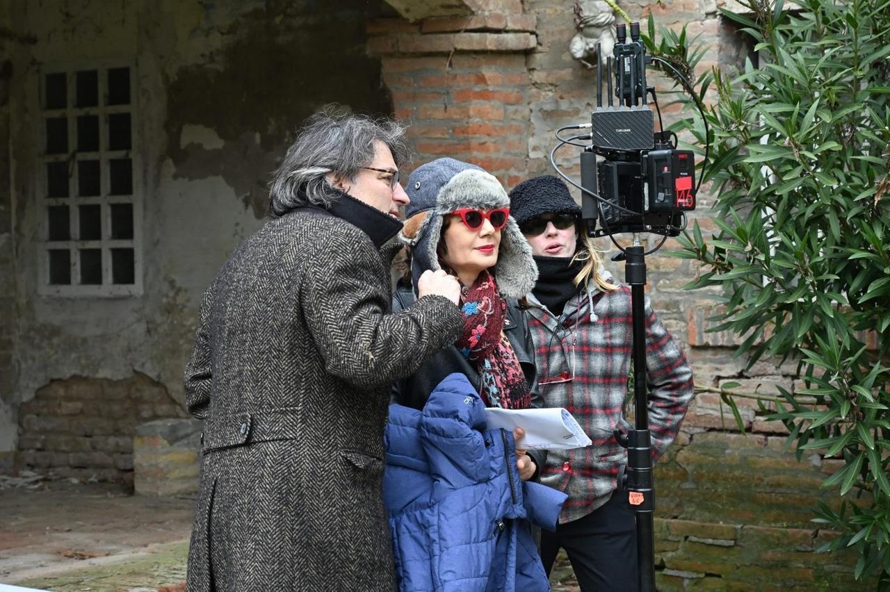 
	Al centro Elisabetta Sgarbi sul set

