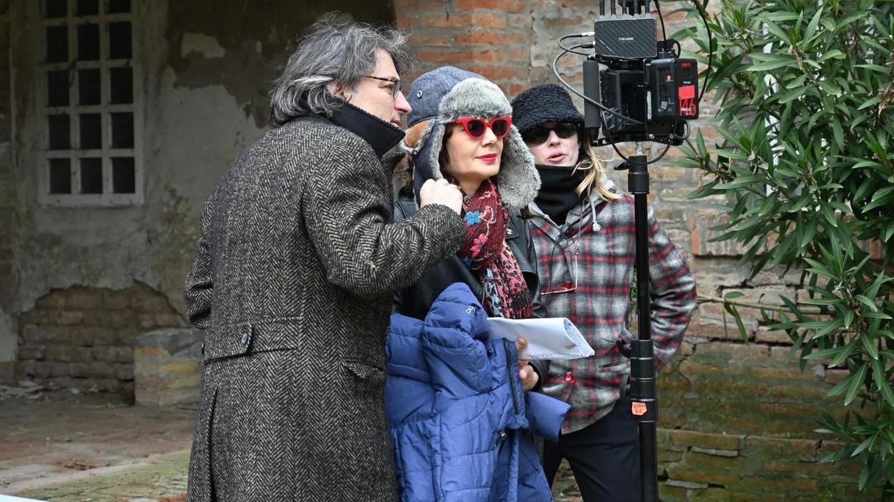 Al centro Elisabetta Sgarbi sul set
