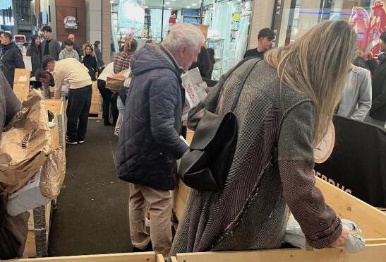 
	La vendita dei "pacchi smarriti" lo scorso anno ai Gigli

