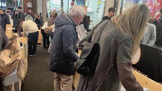 La vendita dei "pacchi smarriti" lo scorso anno ai Gigli