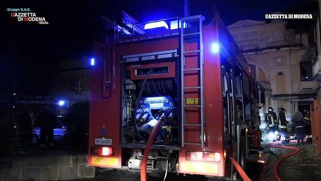 Incendio nel seminterrato di un condominio: 15 cantine inagibili