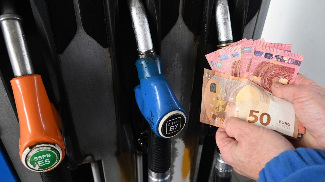 
	Carburante sempre pi&ugrave; caro

