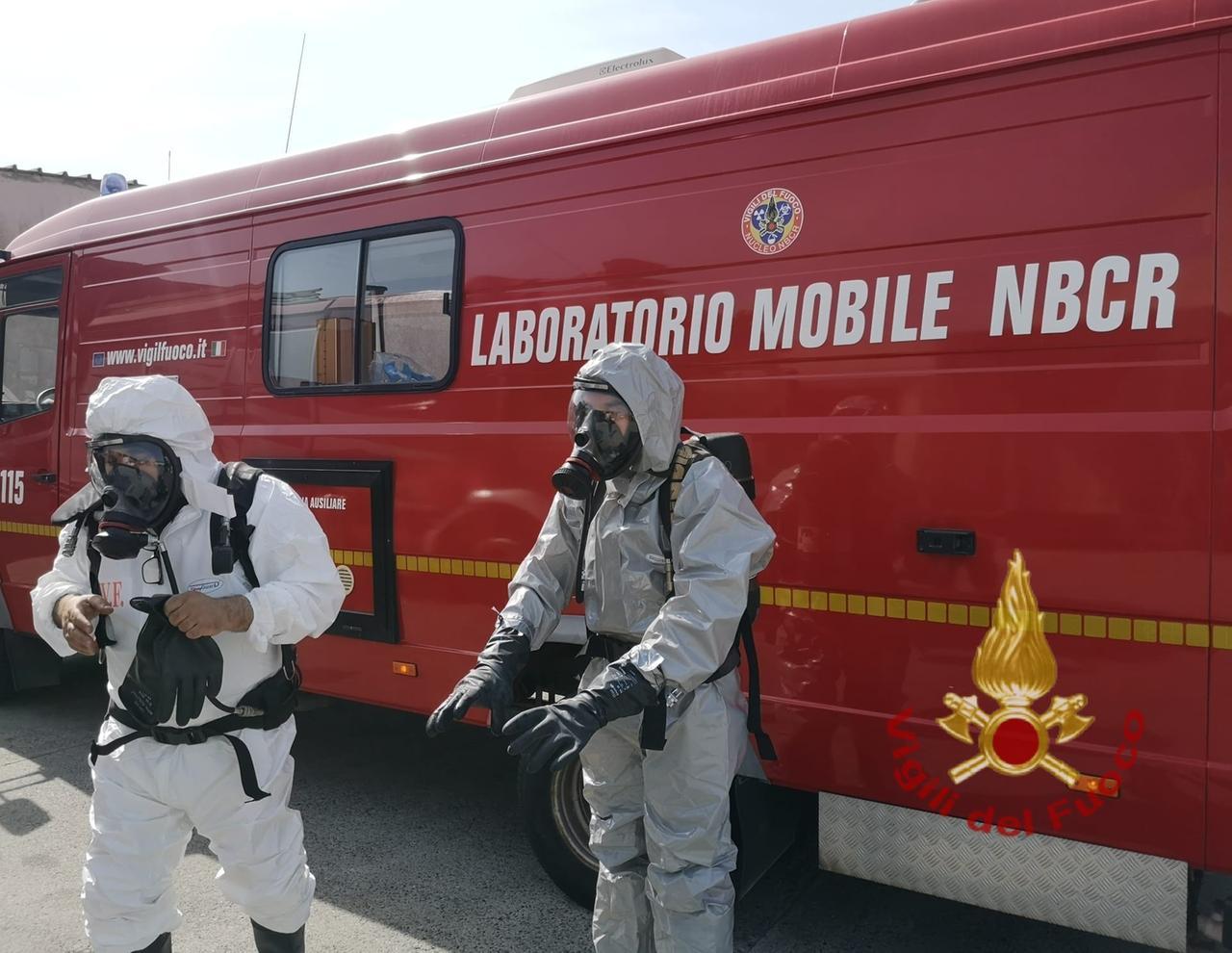 Allarme fumi tossici in un locale commerciale della zona industriale: una persona in ospedale