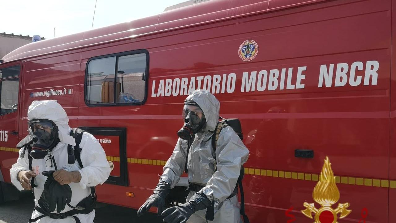 Allarme fumi tossici in un locale commerciale della zona industriale: una persona in ospedale