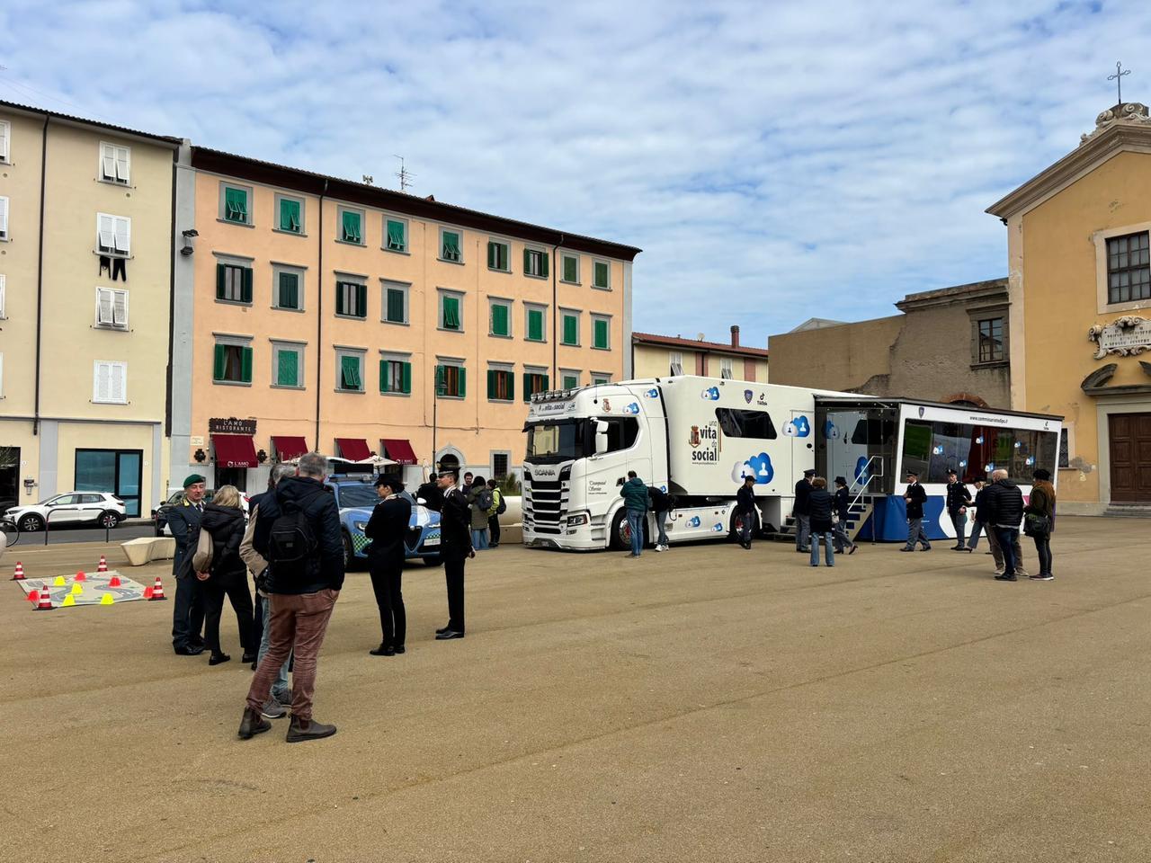 Il "truck" della polizia postale in piazza del Luogo Pio