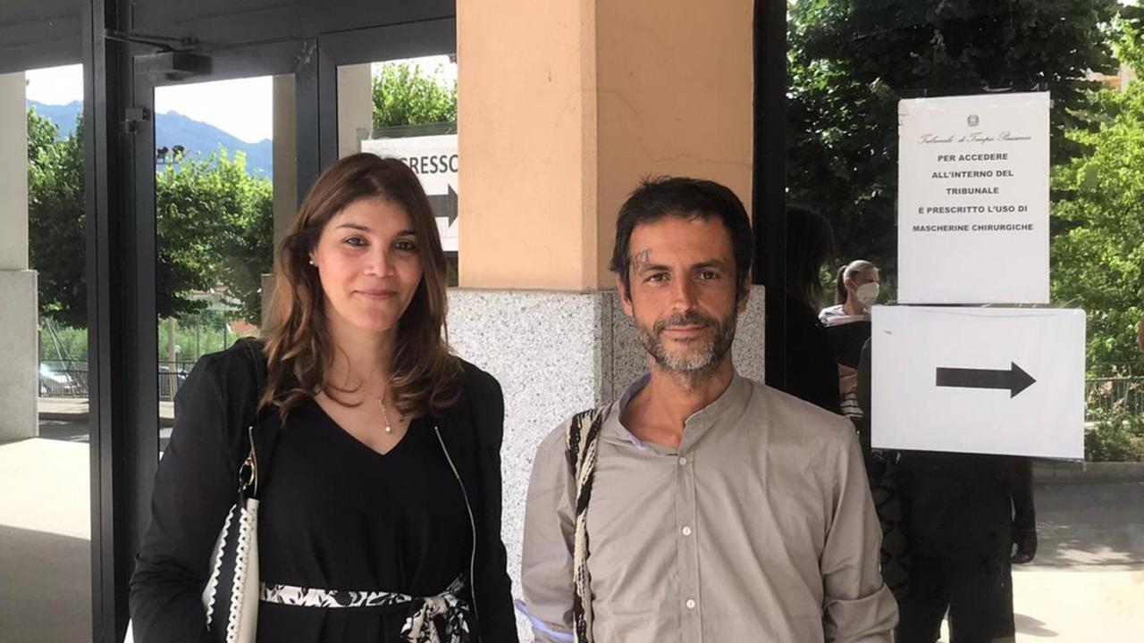 Mario Olianas col difensore fuori dal tribunale 