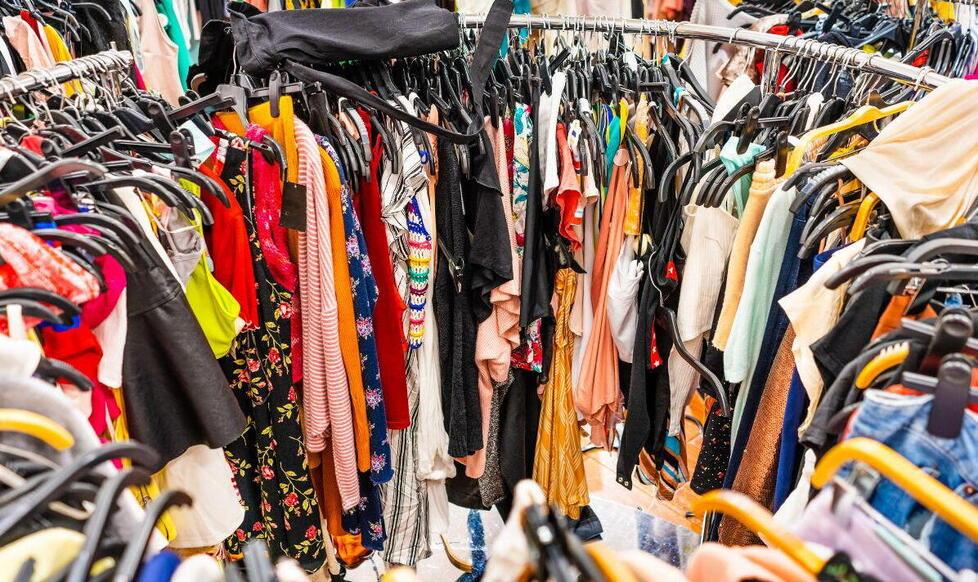Fast fashion, cosa c'è dietro la produzione di vestiti a basso costo