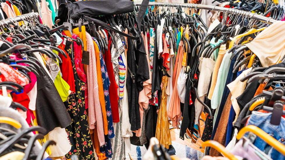 Fast fashion, cosa c'è dietro la produzione di vestiti a basso costo