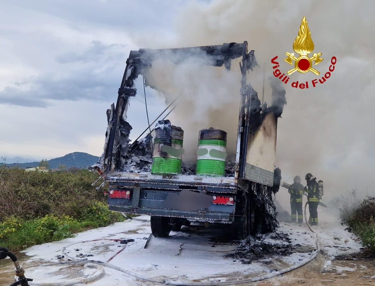 Paura a Olbia, semirimorchio che trasportava barili di olio sintetico prende fuoco