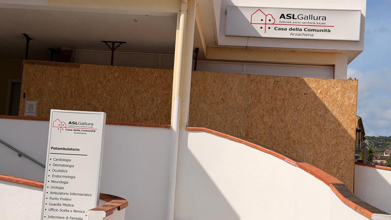 Momenti di paura al Poliambulatorio: un uomo aggredisce un’impiegata lanciandole una poltrona