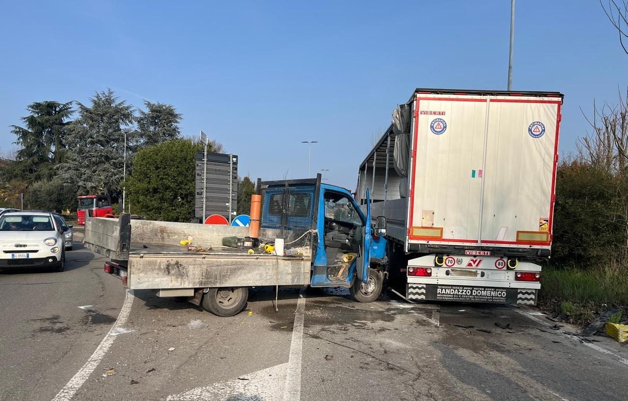 
	L'incidente tra furgone e camion a Fiorano


