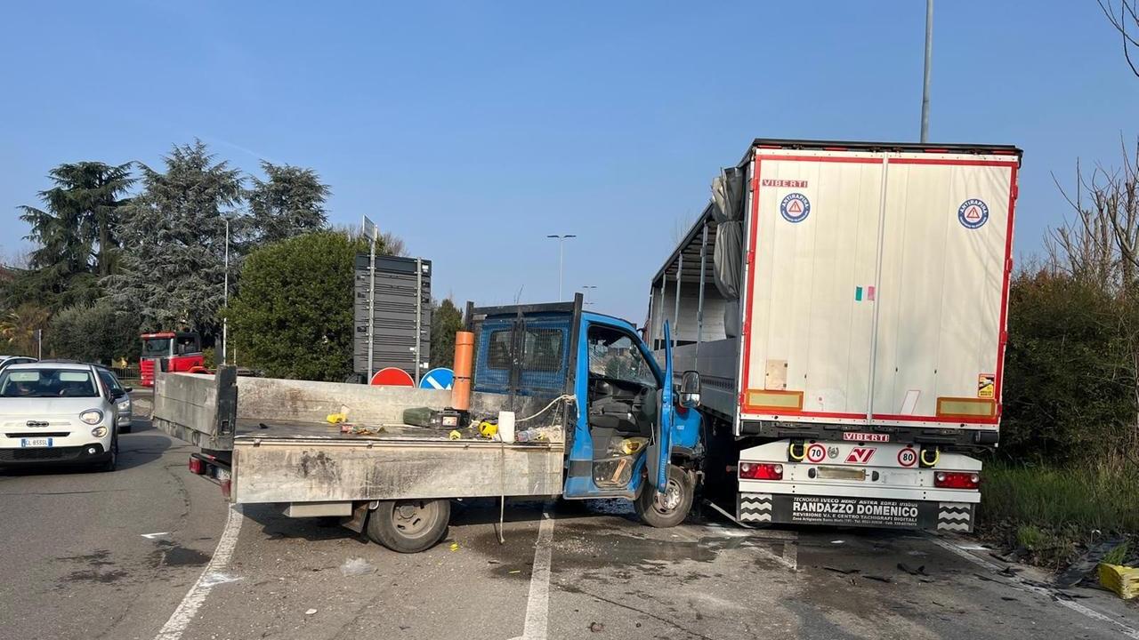 L'incidente tra furgone e camion a Fiorano