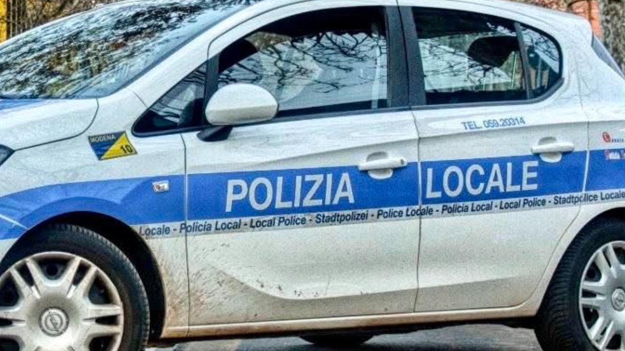 Frontale sulla Vignolese, ferita una donna di 43 anni