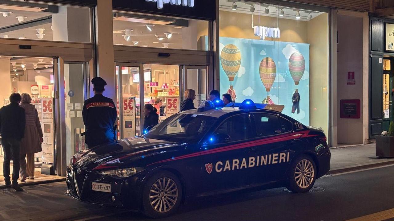 I carabinieri all'Upim (foto d'archivio)