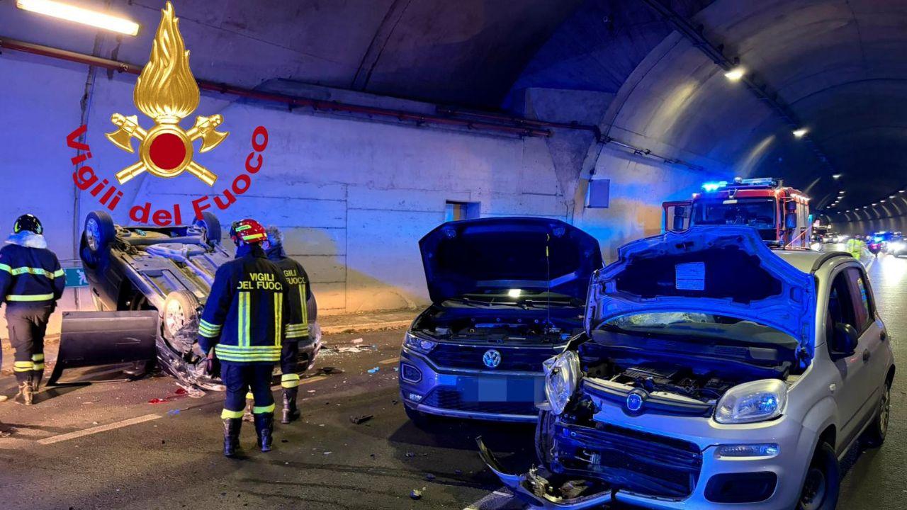 Incastrata nell’auto ribaltata nella galleria del by pass del Galluzzo