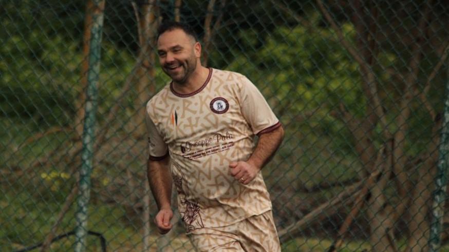 Bomber Delizos, a 43 anni la panchina può attendere: l’allenatore sassarese entra in campo e segna 4 gol