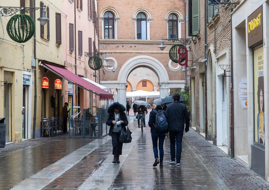 Aggredito in via Garibaldi a Ferrara: si cerca un gruppo di ragazzini