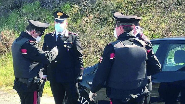 I carabinieri durante le indagini (foto archivio