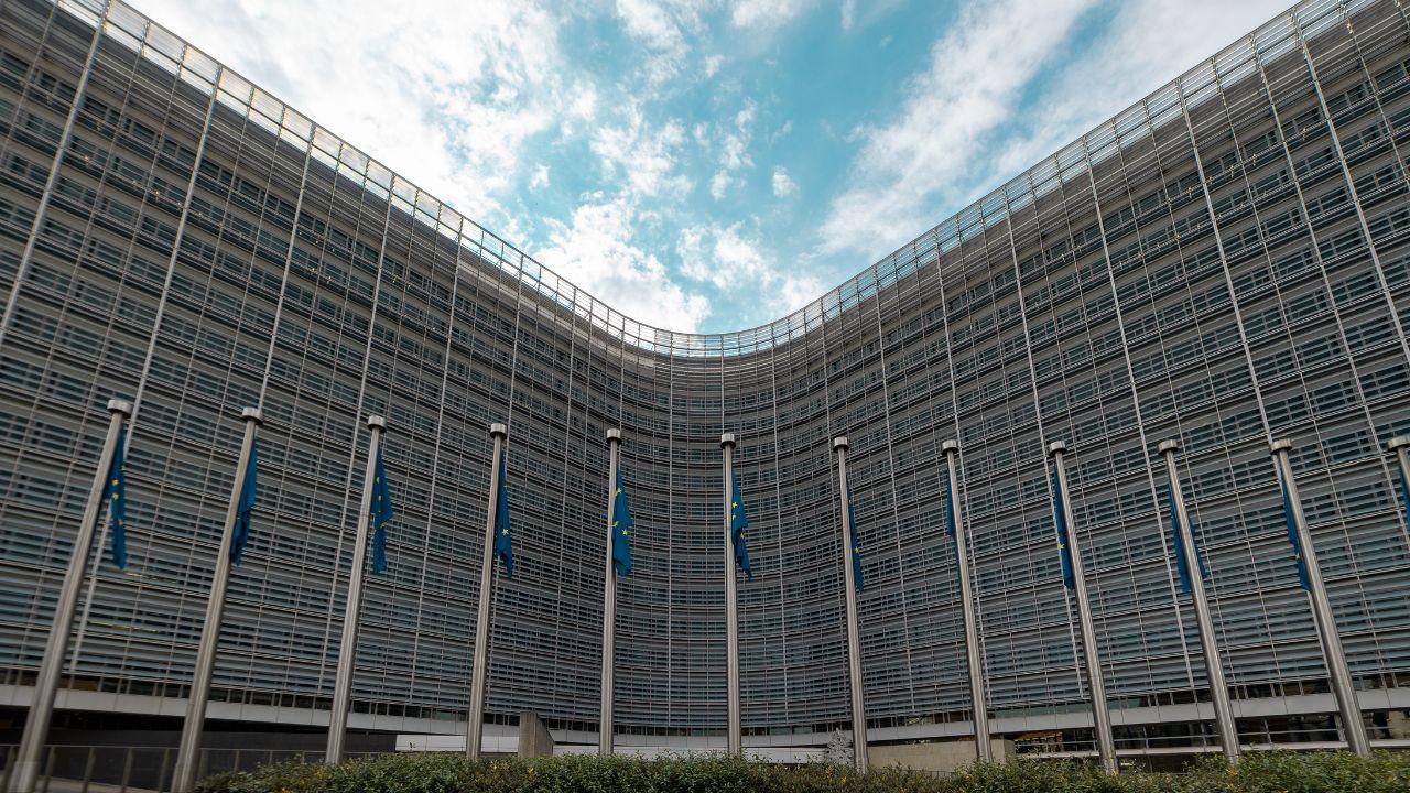 L’Unione Europea assume 1.490 funzionari: come partecipare, i requisiti e lo stipendio