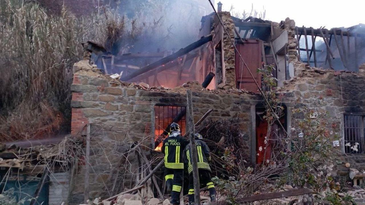 Pescia, esplosione in una palazzina: c’è una vittima sotto le macerie