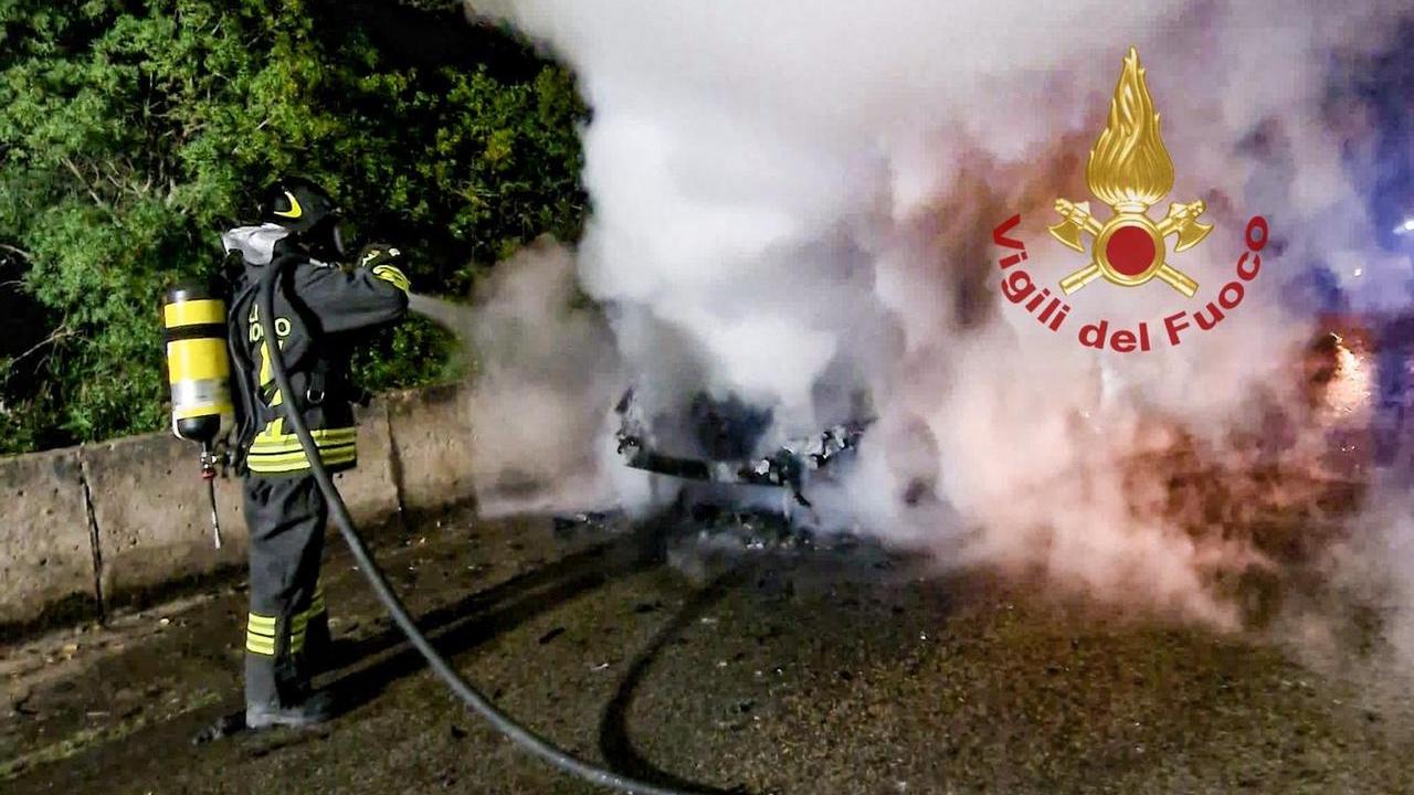 Vede il fumo dal motore e poi le fiamme, gita con imprevisto sulla pedemontana