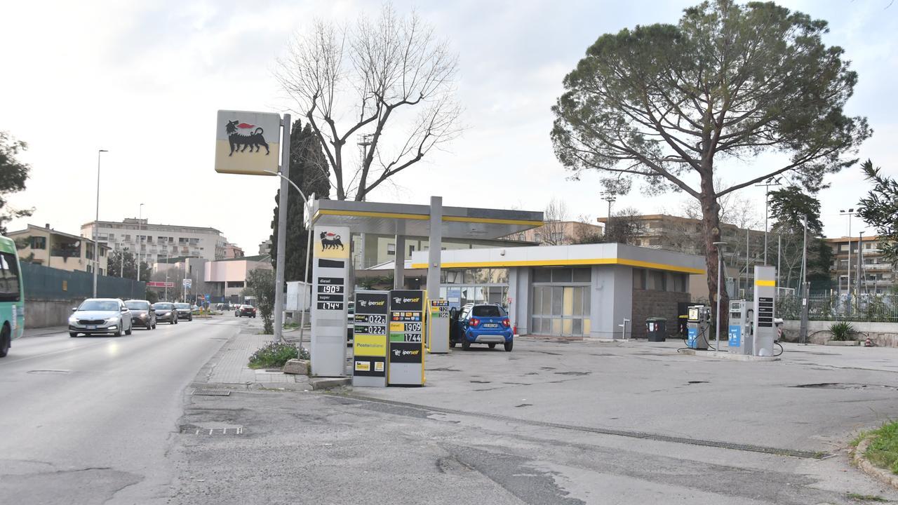 Sassari, il Comune sfida Eni: ordine di sgombero per il distributore di via Carlo Felice