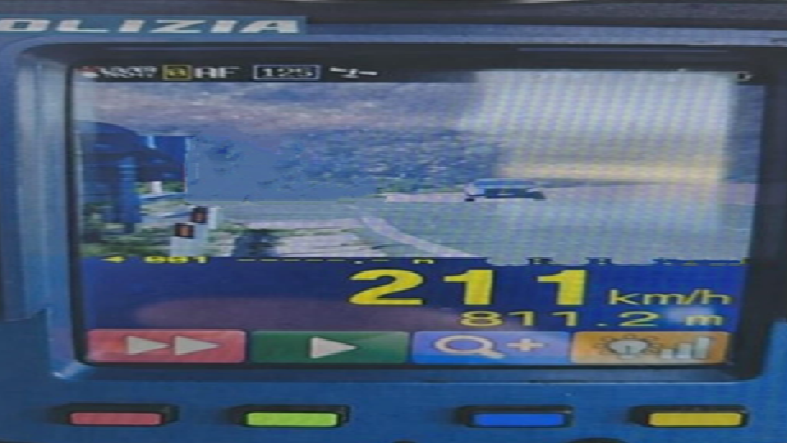 A 211 chilometri orari sulla Sassari-Alghero, non si ferma all’alt della polizia: l’auto non era assicurata