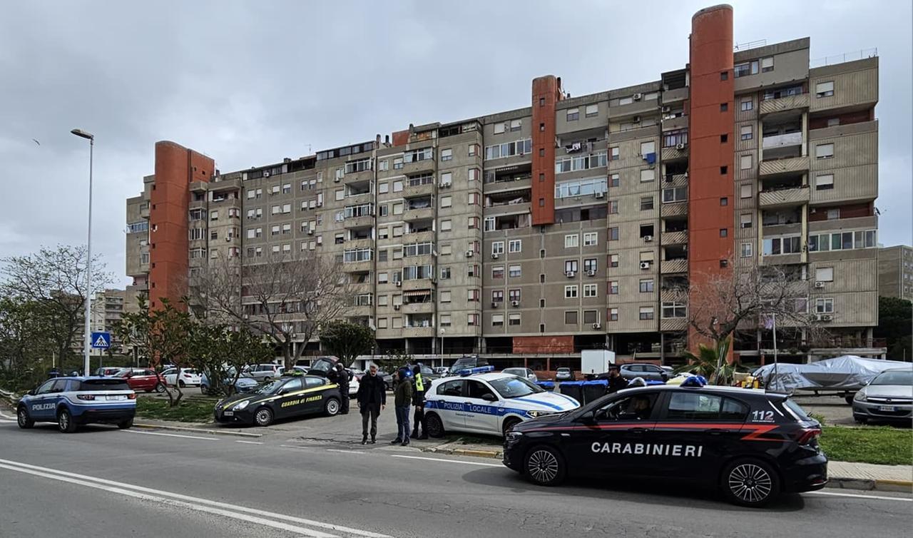 Trasforma il quartiere in un garage a cielo aperto di auto rubate, blitz delle forze dell’ordine: una denuncia