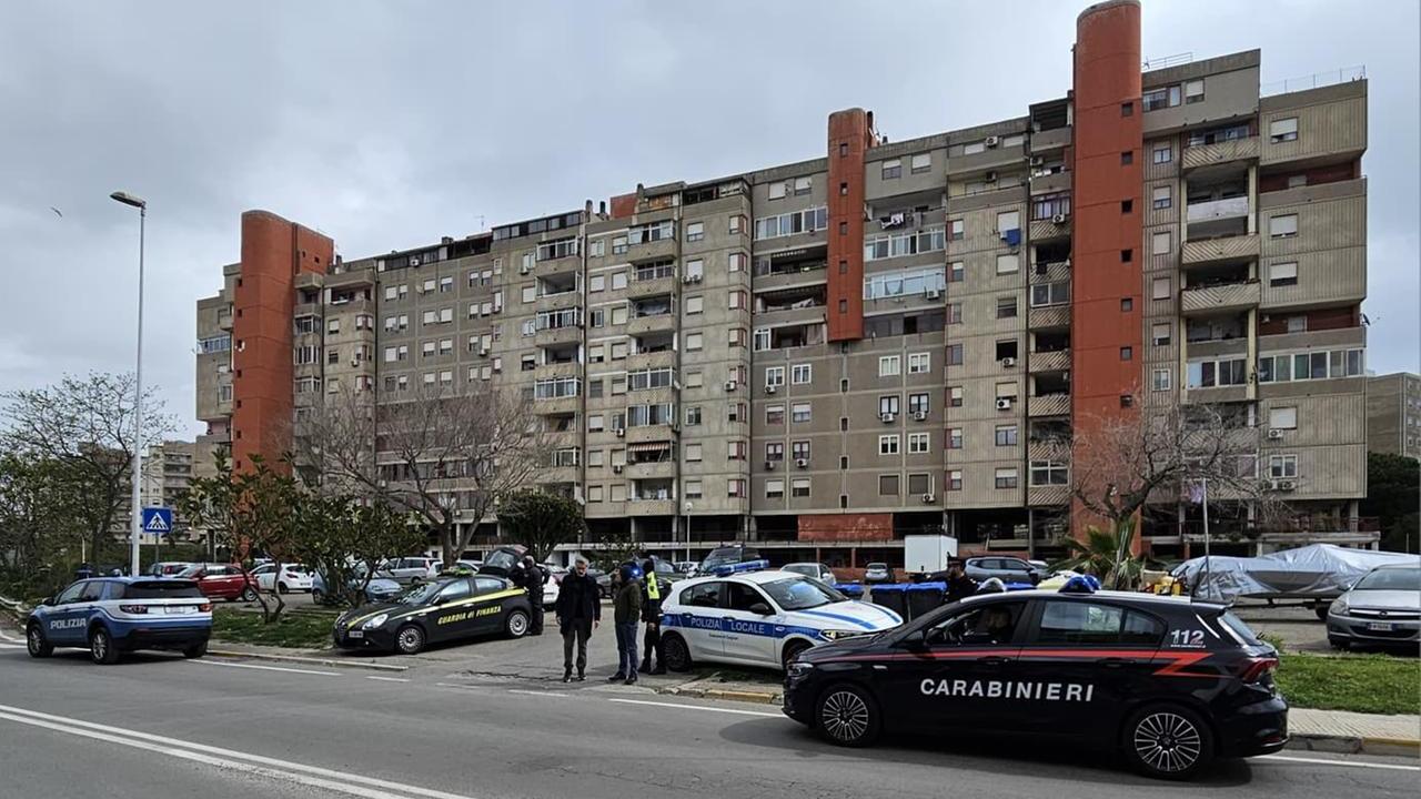 Trasforma il quartiere in un garage a cielo aperto di auto rubate, blitz delle forze dell’ordine: una denuncia