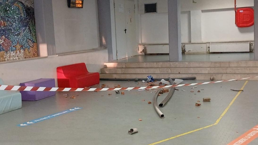 Vandali alla scuola Einstein: entrano dal lucernario e gettano mattoni e tubi dentro la scuola