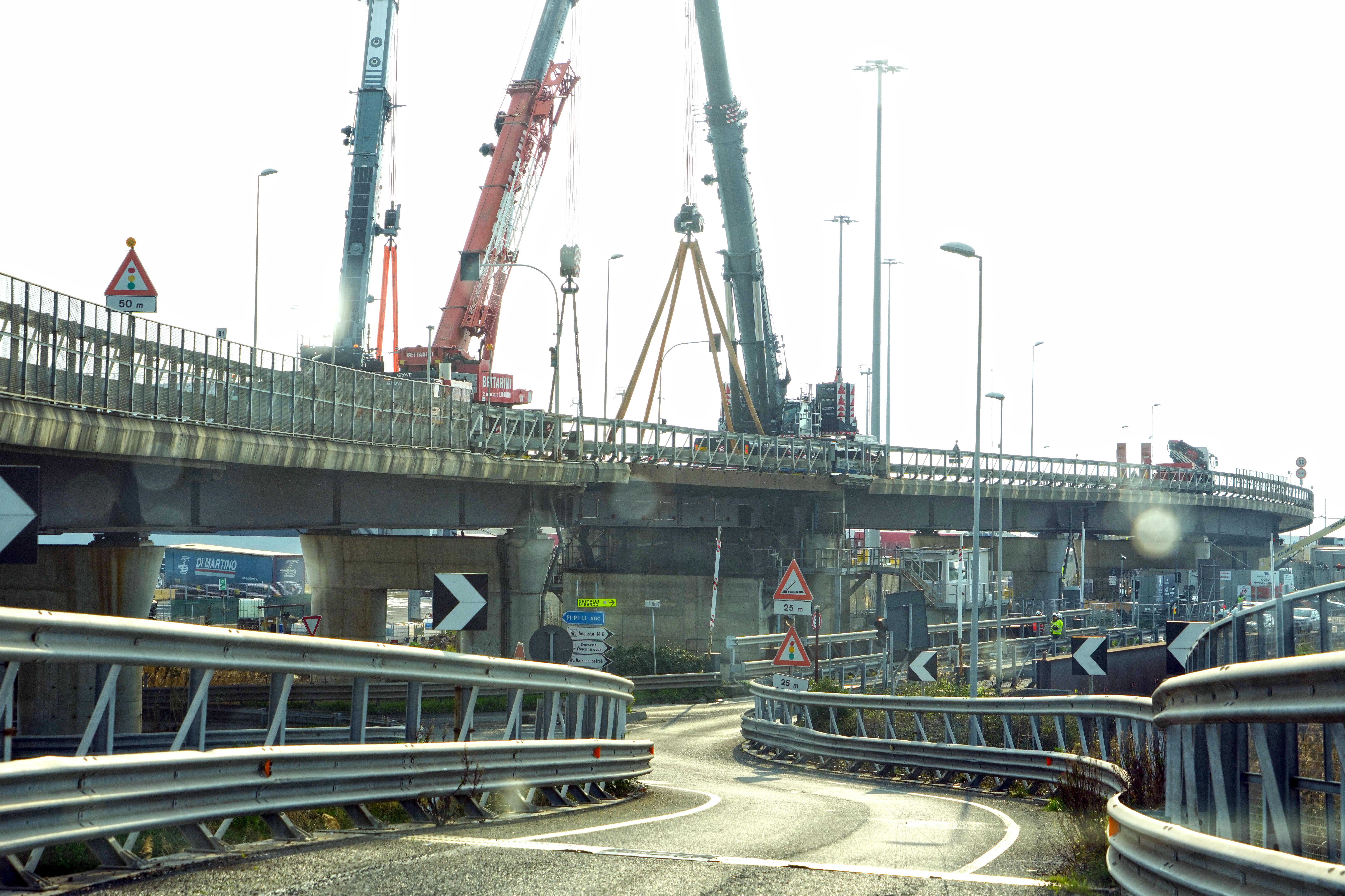 Il ponte che ha ceduto (foto Stick)