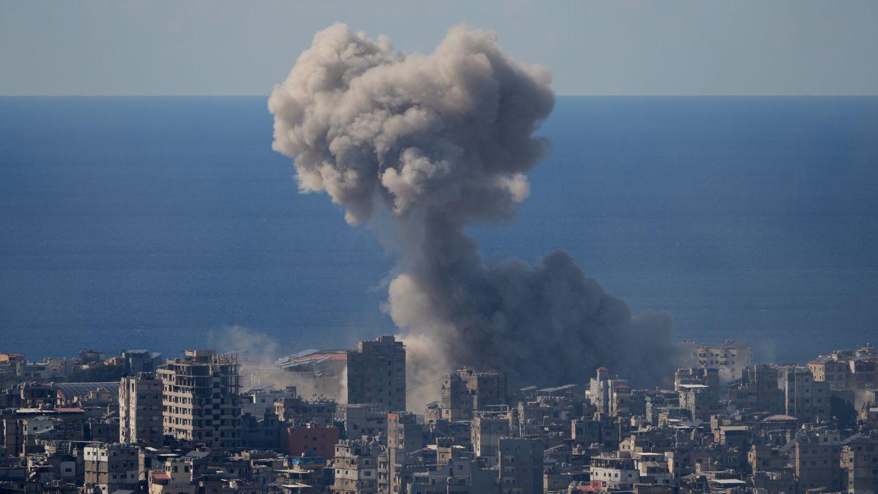 Guerra in Iran, escalation nella notte: bombardamenti su Teheran, raid su Emirati e Libano, minacce di Trump sul petrolio e sullo Stretto di Hormuz – Gli aggiornamenti