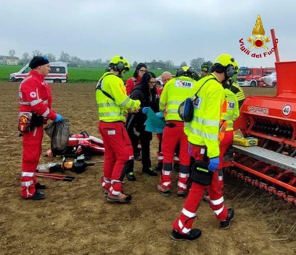 Resta incastrato con la mano nella seminatrice: grave 36enne