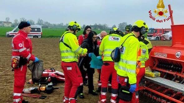 Resta incastrato con la mano nella seminatrice: grave 36enne