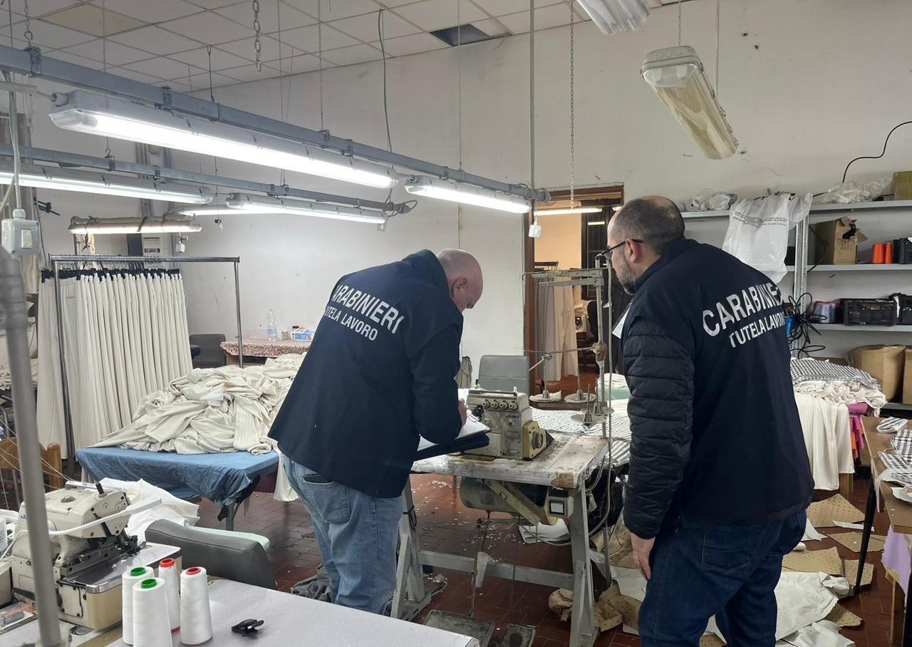 
	I carabinieri nel laboratorio tessile

