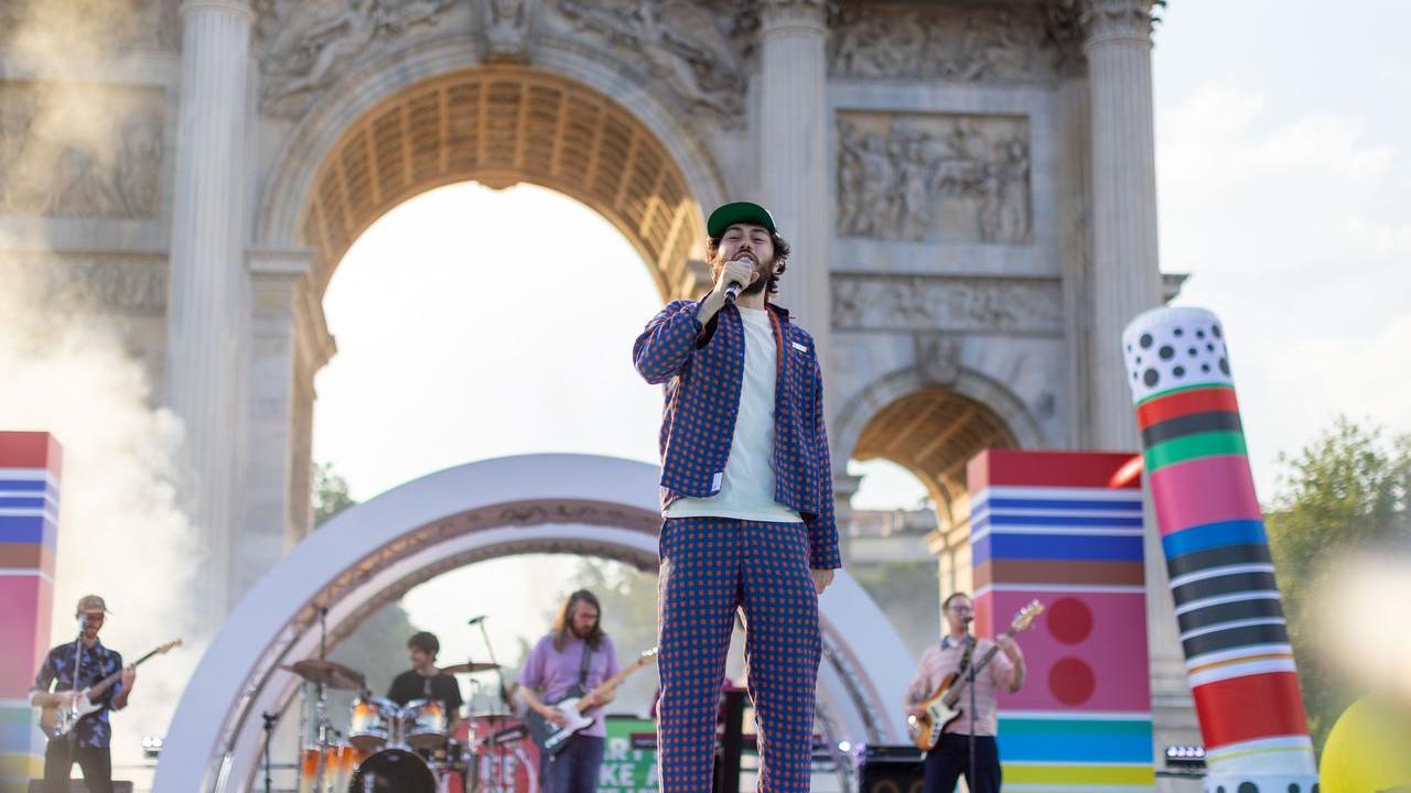 I Pinguini Tattici Nucleari tornano negli stadi: tutto quello che c’è da sapere su date, città, biglietti e prezzi