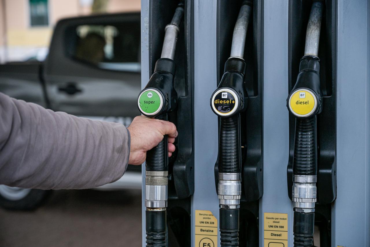 Il gasolio vola in provincia di Modena: picchi record, scatta l’esposto