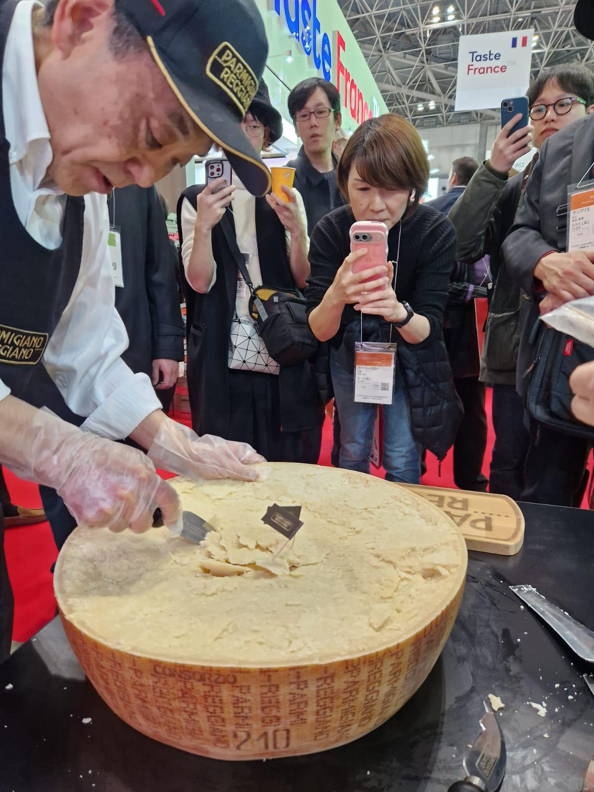 Il Parmigiano Reggiano alla conquista del Giappone: la Dop protagonista al Foodex  di Tokyo
