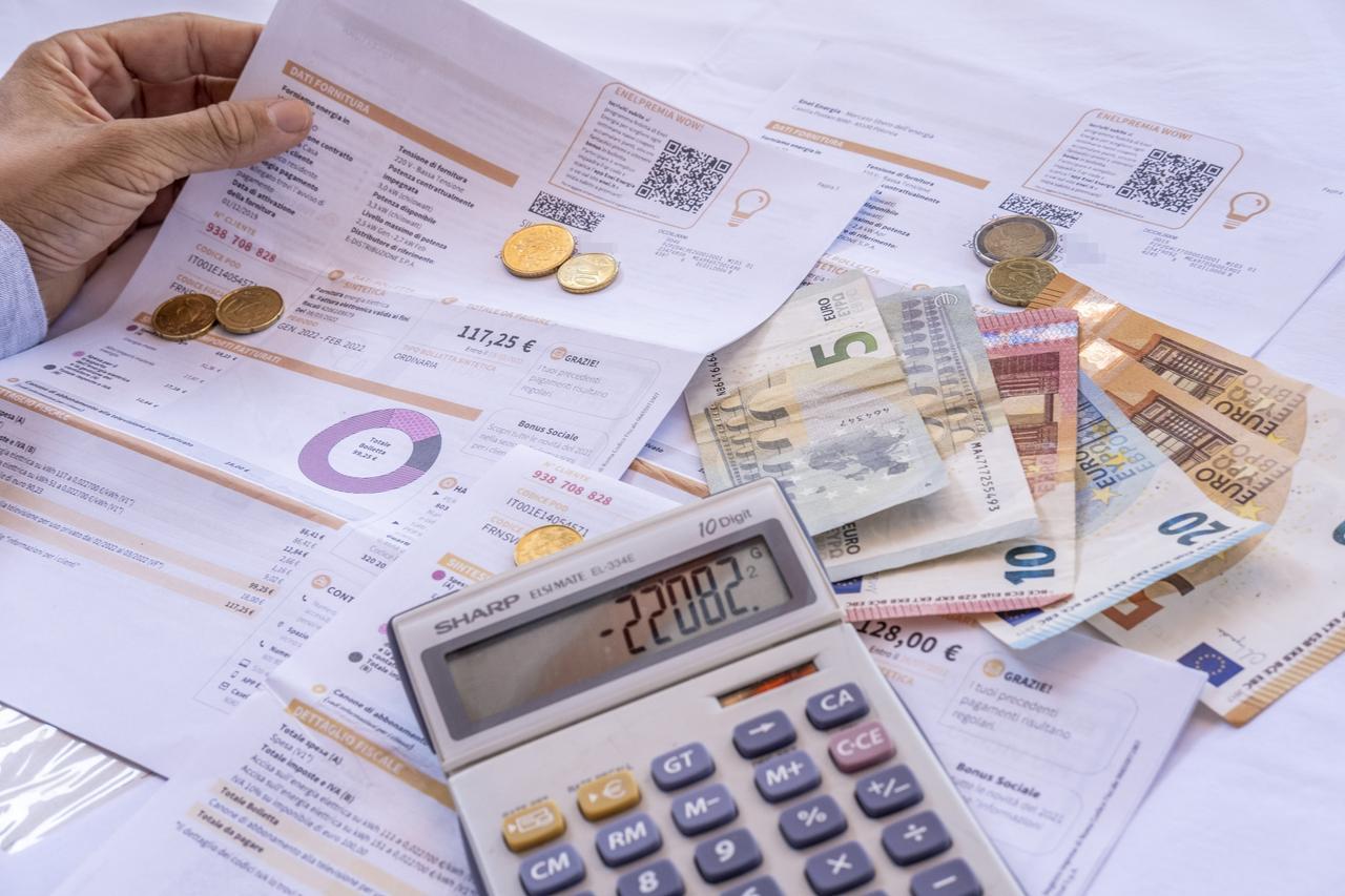 Non solo carburante, in Sardegna la bolletta della luce è la più pesante d’Italia: i dati per ogni provincia