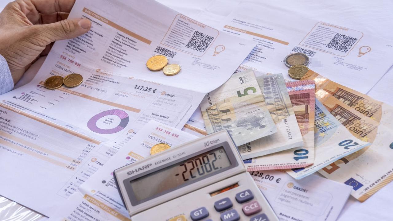 Non solo carburante, in Sardegna la bolletta della luce è la più pesante d’Italia: i dati per ogni provincia