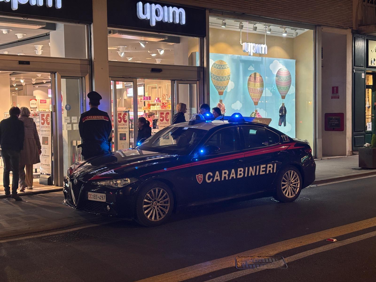 I carabinieri davanti all'Upim