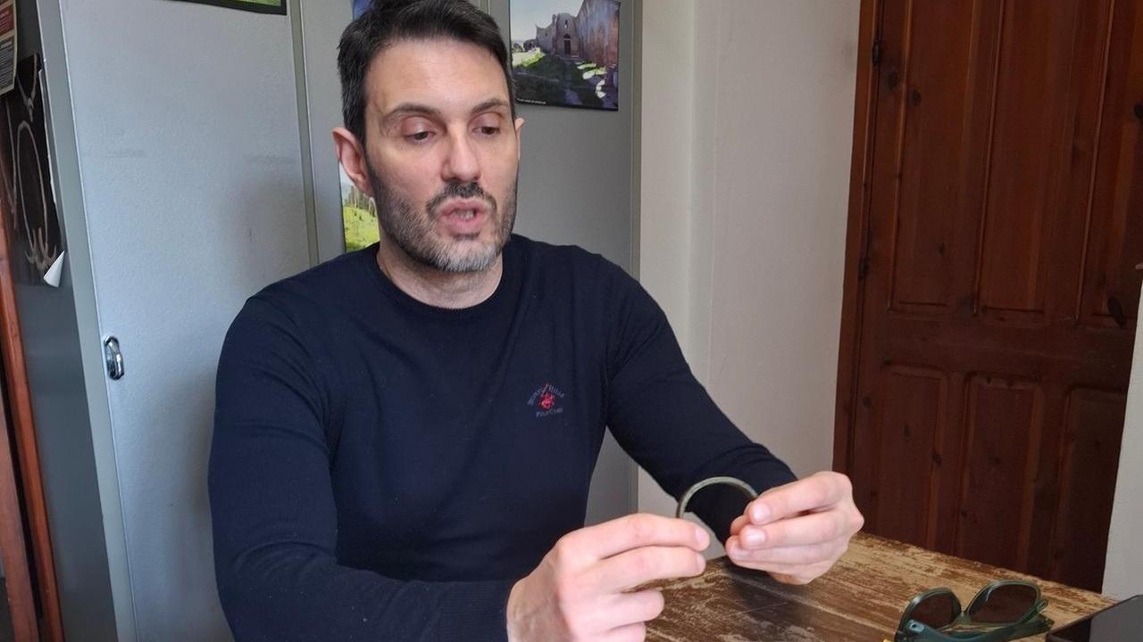 La misteriosa busta sulla scrivania del direttore: dentro i bracciali del Nuragico trafugati e un messaggio anonimo – La storia